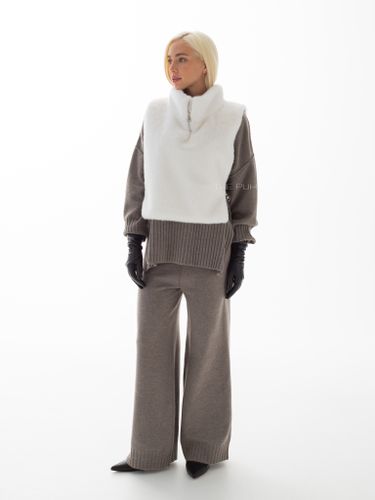 Белая манишка из эко-меха на молнии