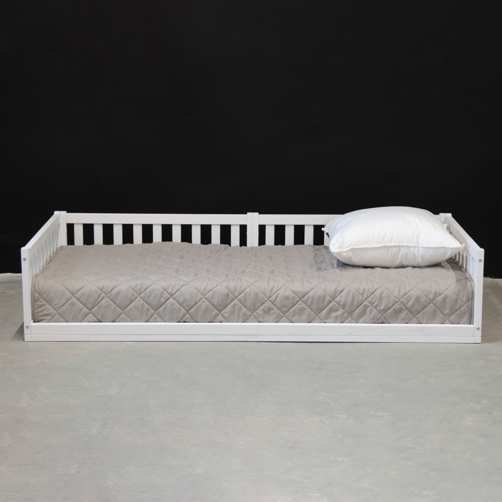 Кровать односпальная 90х200 Буфалина из массива сосны с настилом и бортиком, белая