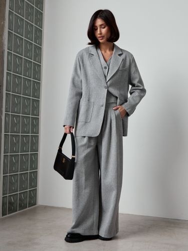 Женский костюм-тройка серого цвета