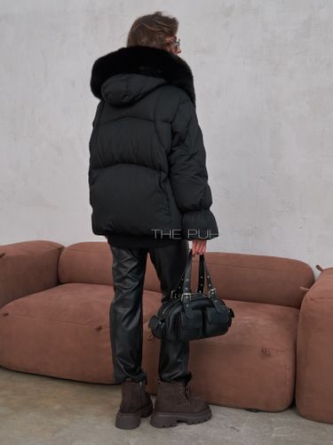 Укороченный черный пуховик с отделкой из меха лисы