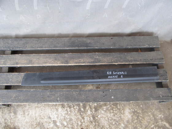 Накладка передней правой двери Kia Sorento 2 (XM)  Б/У Оригинал 877242p000