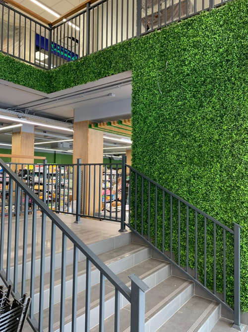 Вертикальное озеленение панелями из искусственной зелени в супермаркете "Табрис"