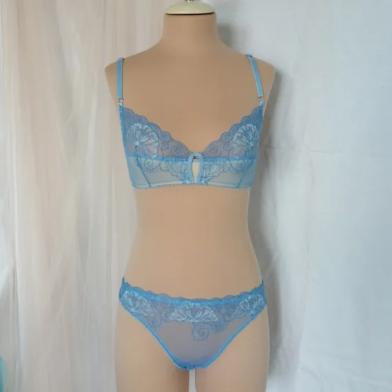 Вышивка на сетке эластичная голубая 23 см