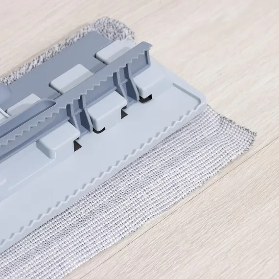 Швабра для мытья пола плоская Доляна, 2 насадки из микрофибры 42×13 см, телескопическая стальная ручка 83-125 см, цвет МИКС