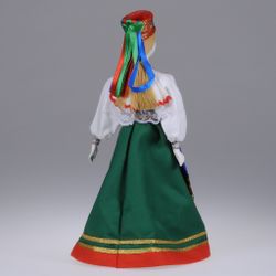 Сувенирная кукла в эстонском костюме в повязке с лентами