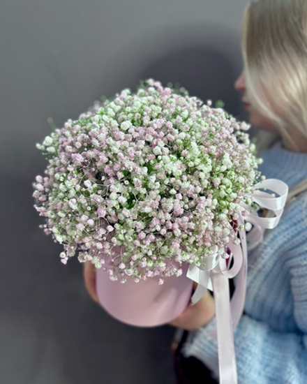 Композиция с цветной гипсофилой