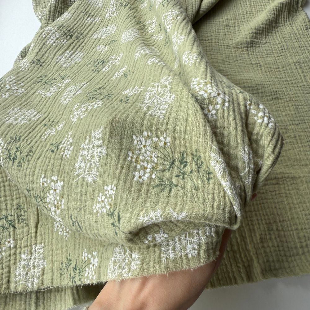 Муслин Соцветия ромашек на зелёном фоне