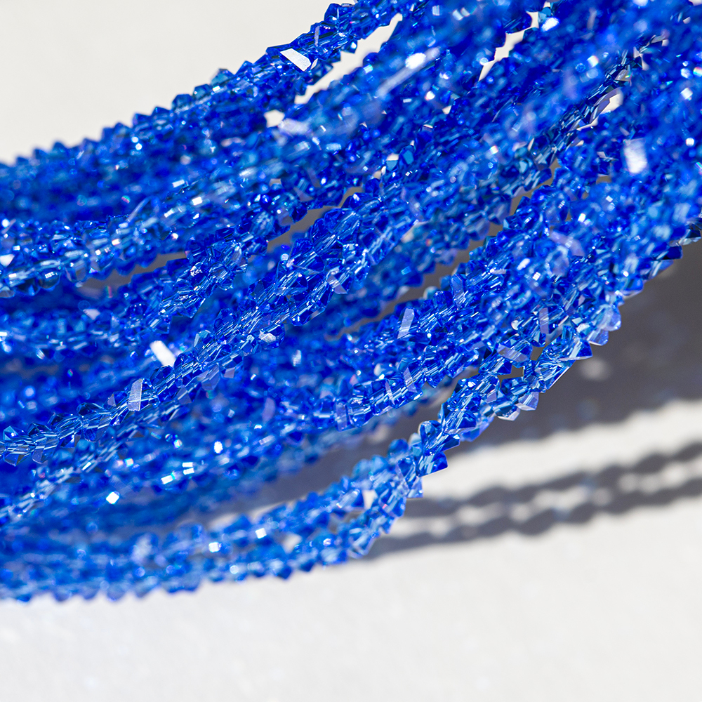 Хрустальные бусины в форме треугольника, оттенок "Синий", 2,5*3мм