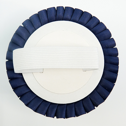 Номер участника, крепление в ассортименте. Диаметр 115 мм. с плиссе. Цвет номера и плиссировки Т.СИНИЙ.