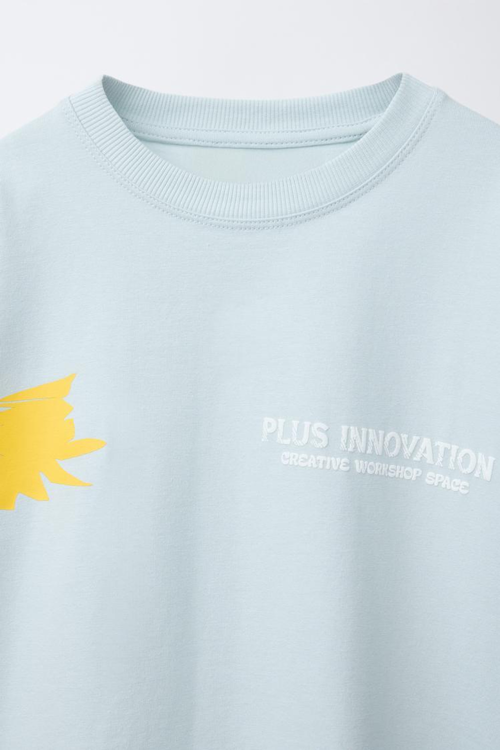 ZARA ФУТБОЛКА С РЕЛЬЕФНЫМ ПРИНТОМ, НЕБЕСНО-ГОЛУБОЙ