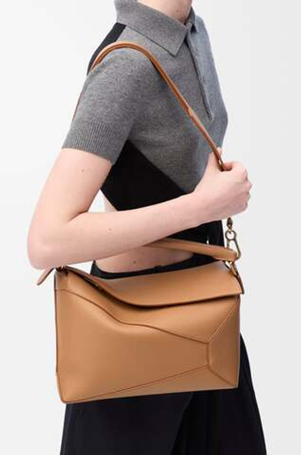 Loewe Сумка среднего размера Puzzle Edge из мягкой зернистой телячьей кожи, тоффи