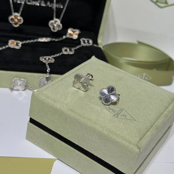 Серьги VAN CLEEF & ARPELS Vintage Alhambra