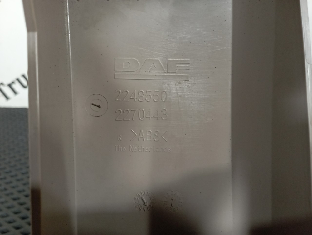 Накладка вещевого отделения правая