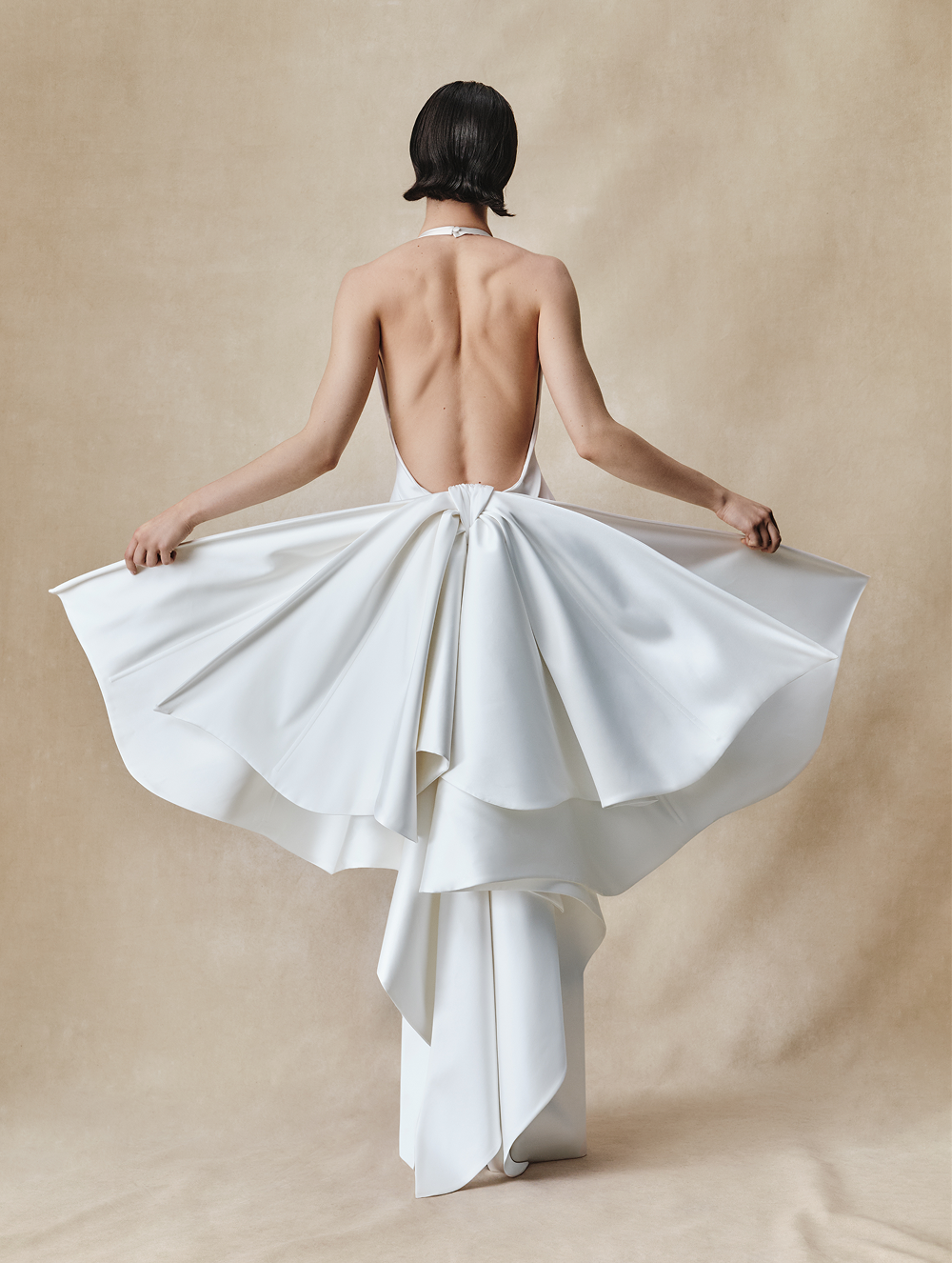 Платье макси из атласа со съемным шлейфом