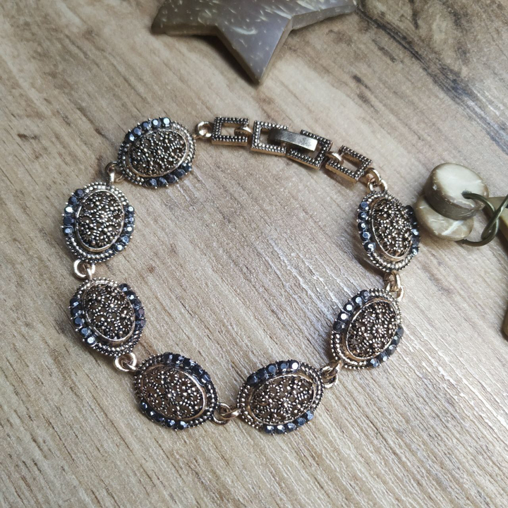 Браслет Vogue Овал цветочки стразы графитовые металл золотистый на красном бархате