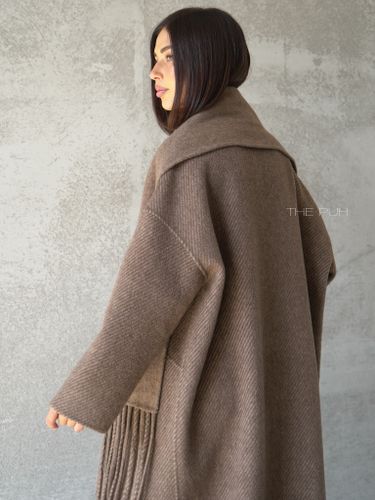 Коричневое пальто с шарфом