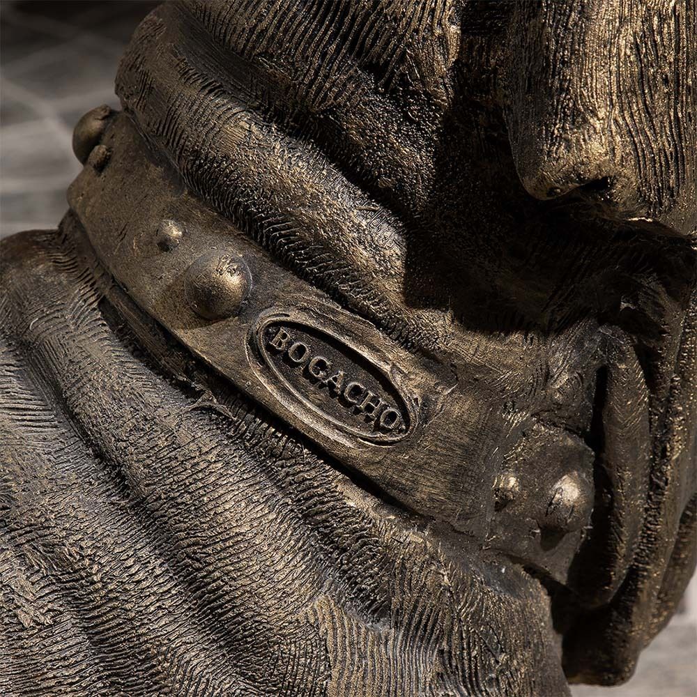 Садовая скульптура Сэр Ватсон в костюме