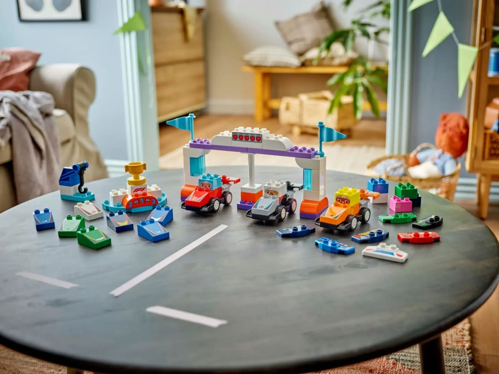 Конструктор LEGO Duplo 10445 Гоночные машины и пилоты команды F1