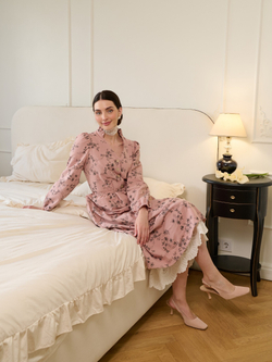 Платье с воротником стойкой