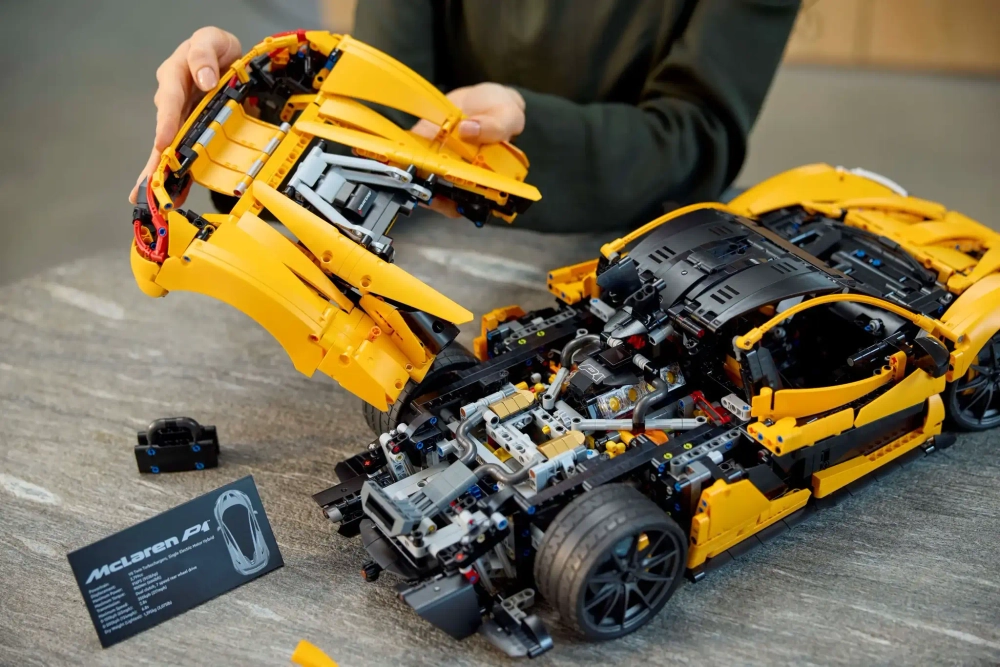 Конструктор LEGO Technic 42172 McLaren P1