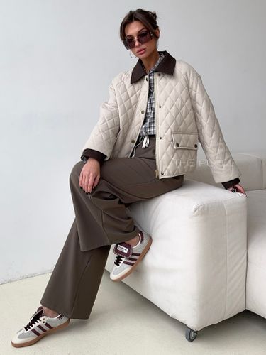 Укороченная стеганая куртка бежевого цвета