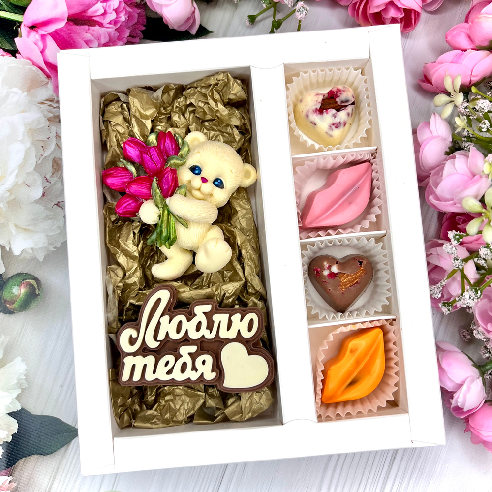 Шоколадный набор: "Люблю тебя. Мишка с тюльпанами": шоколадка-надпись и 4 конфеты ручной работы