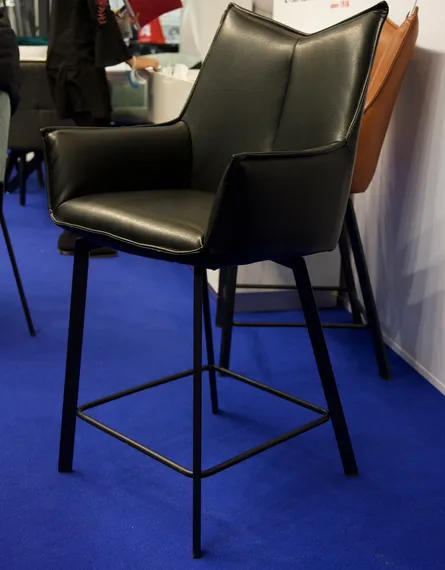 Полубарный стул Soho черный