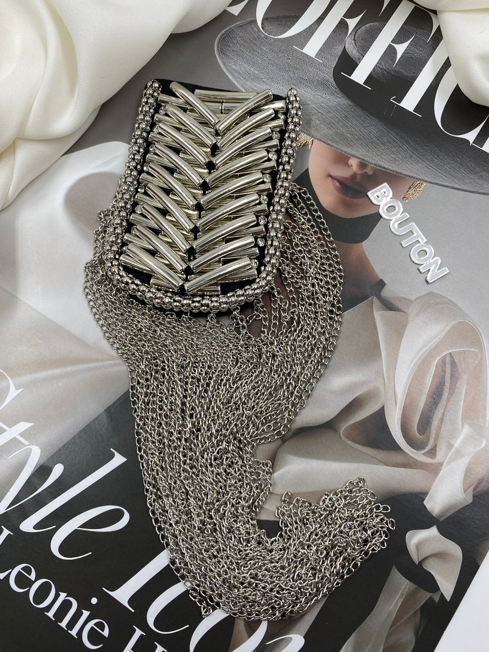 Эполет (наплечник декоративный) с длинными цепочками и стразами