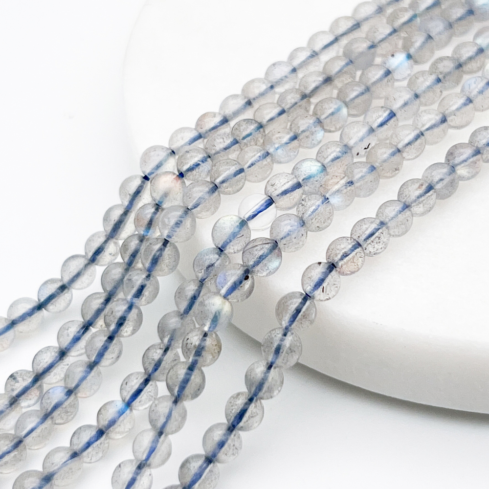 Лабрадор бусины, диаметр около 4,3 мм, цена за отрезок 19 см (1/2 нити)