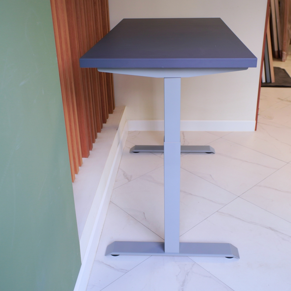 Регулируемый компьютерный стол Motor UP с регулировкой по высоте — столешница МДФ сланцево-серый