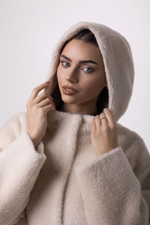 Пальто с капюшоном утепленное