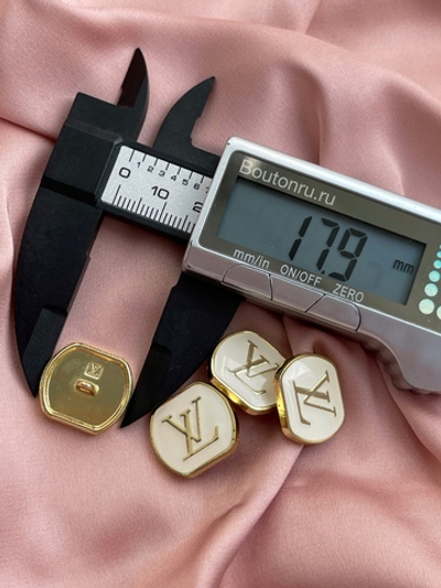 Пуговицы Лв. молочные эмаль золото 18 мм