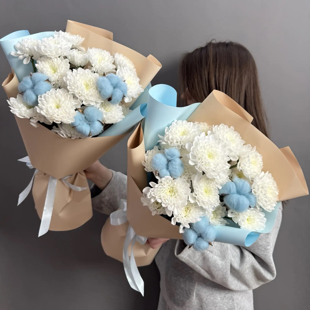 Дуо-букет из белых кустовых хризантем и голубого хлопка