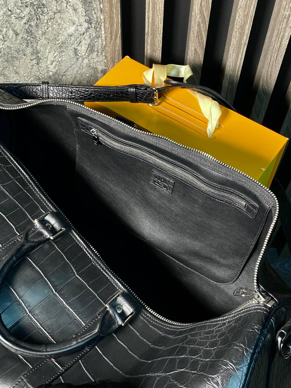 Сумка дорожная из кожи крокодила Louis Vuitton