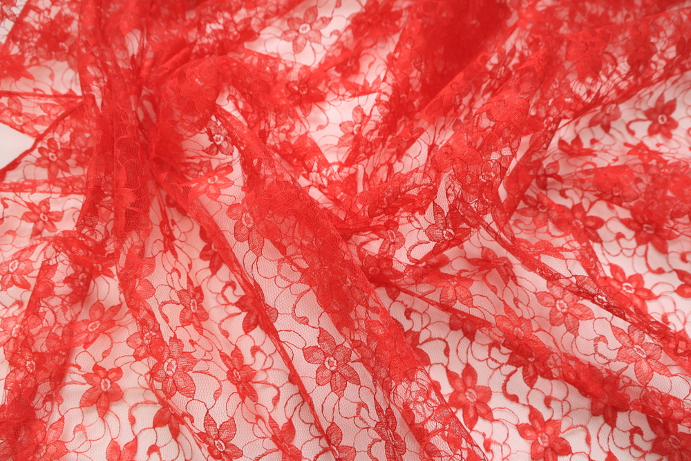 Гипюр красный