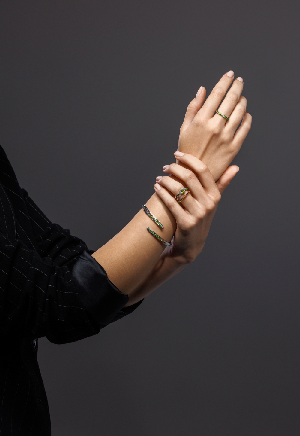 Кольцо из серебра со вставками из демантоидов