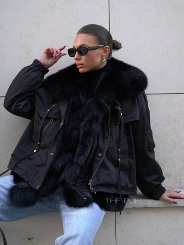 Короткая черная парка на пуху с воротником из натурального меха