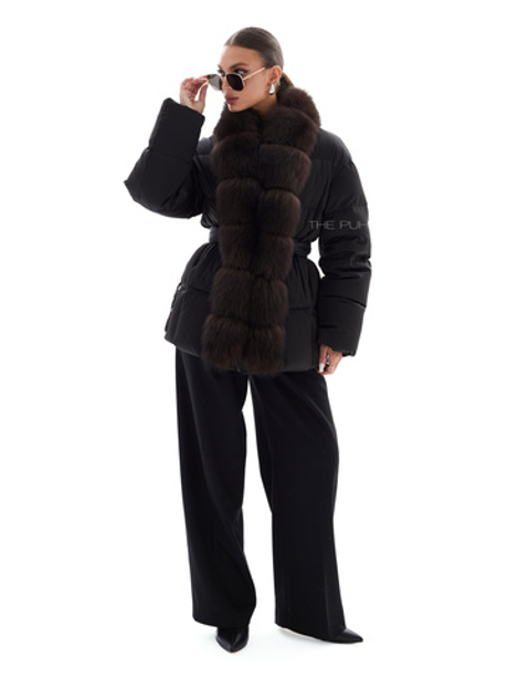 Черный пуховик с поясом и оторочкой из меха песца
