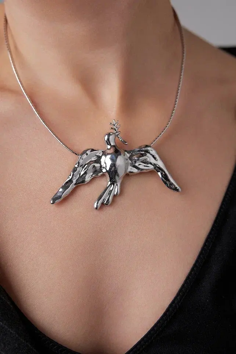 Колье Serenity птица с веточкой в оттенке серебро на гривне