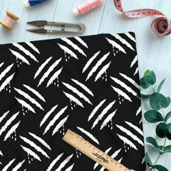 Ткань шифон белые следы от когтей на чёрном фоне