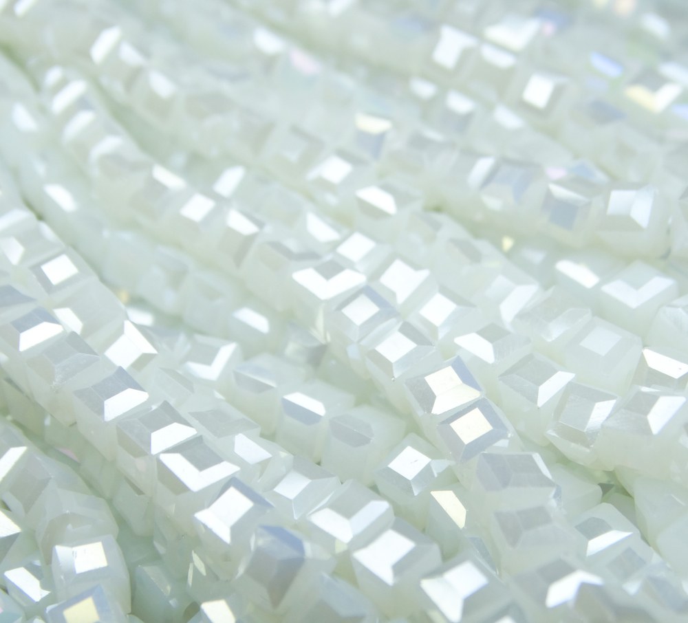 БВН009ДС4 Хрустальные бусины квадратные, цвет: белый AB непрозрачный, 4 мм, кол-во: 44-45 шт.