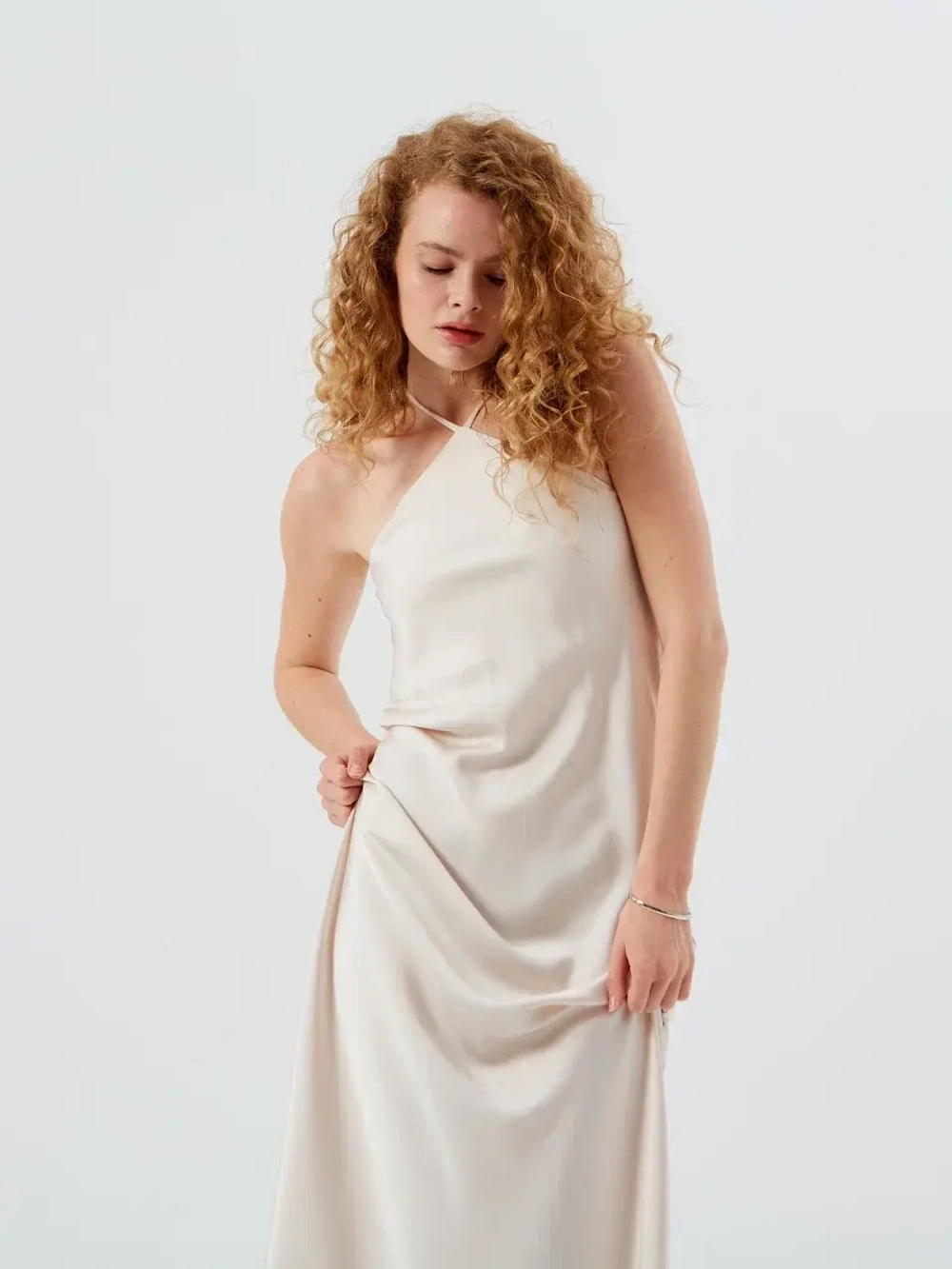 Платье макси с открытой спиной молочное