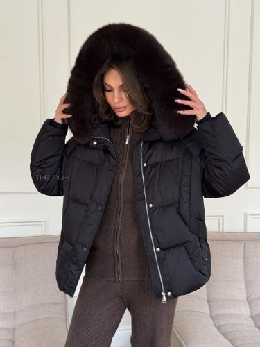 Короткий черный пуховик с мехом лисы