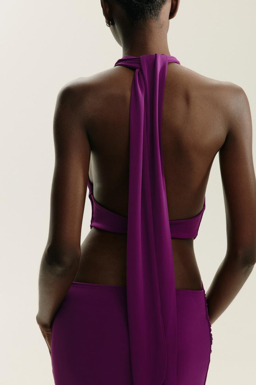 ZARA ДЛИННОЕ ПЛАТЬЕ-ХАЛТЕР СО СБОРКАМИ, ТЕМНО-ЛИЛОВЫЙ