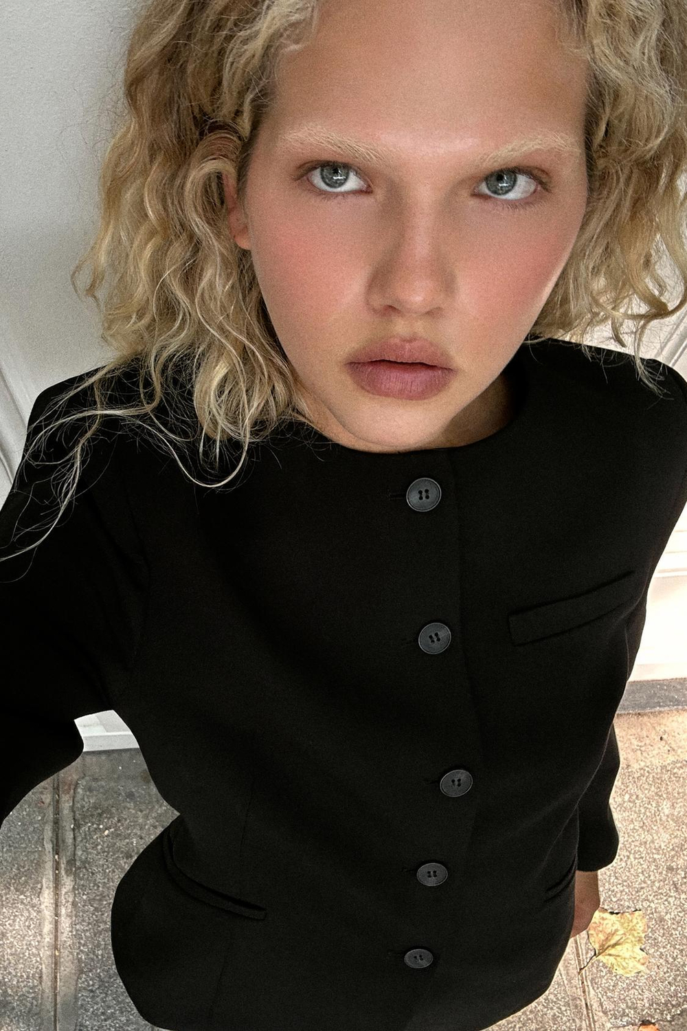 ZARA ПРИТАЛЕННЫЙ БЛЕЙЗЕР С ПОДПЛЕЧНИКАМИ, ЧЕРНЫЙ