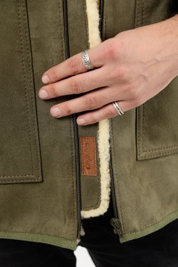 Мужской жилет из овчины