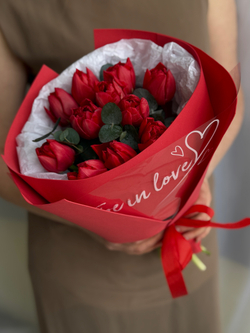 Пионовидные красные тюльпаны и эвкалипт в элегантном оформлении от Флора Маркет