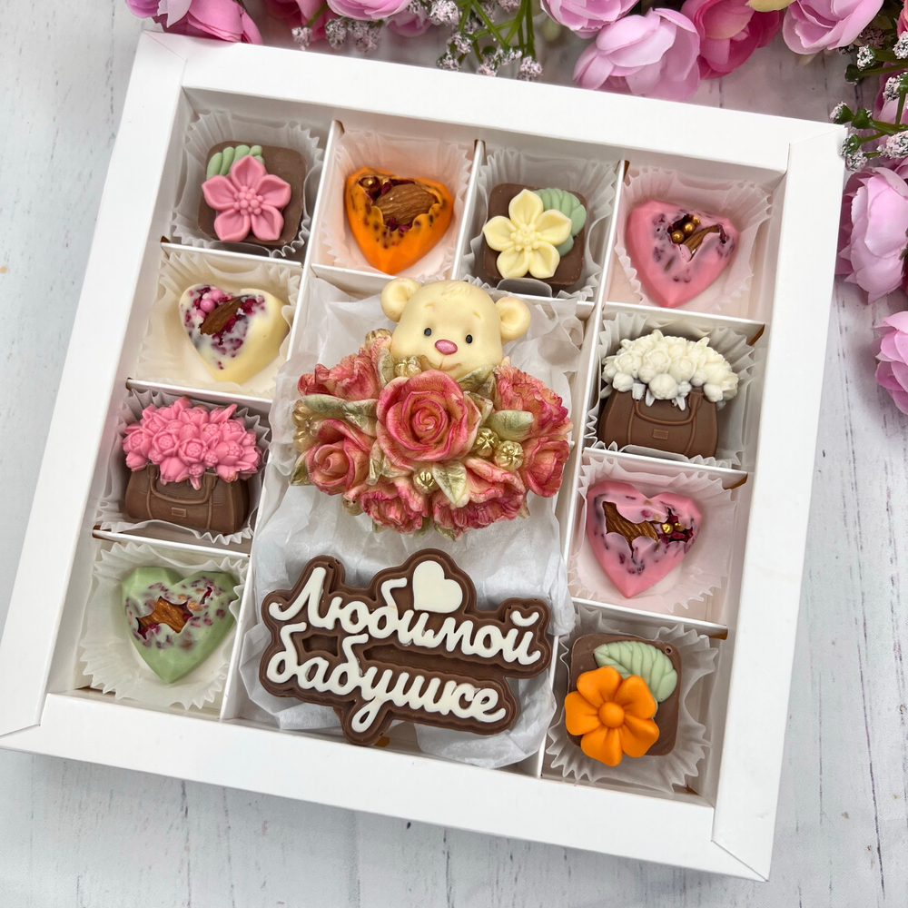 Шоколадный набор "Любимой бабушке. Мишка с розами": фигурка и 10 конфет ручной работы