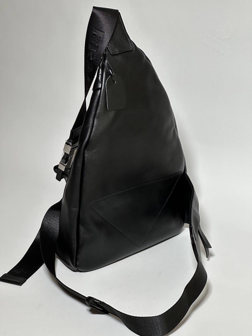 Нагрудная сумка-слинг Prada