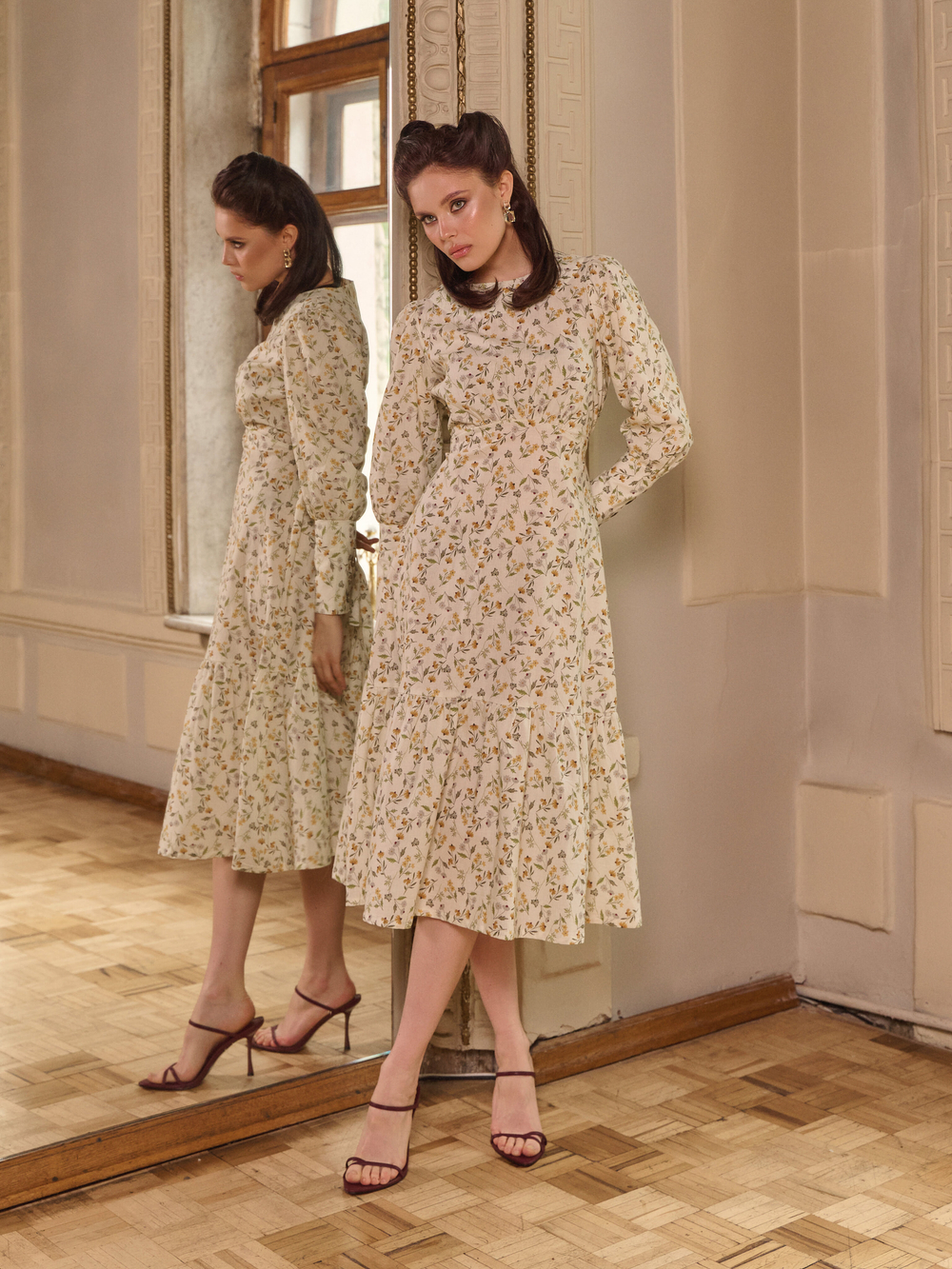 Платье с широкими манжетами